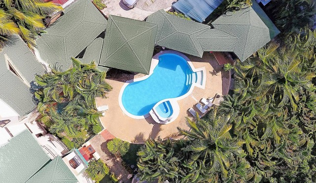 Inexpensive room near clubs, free breakfast, pool/AC/hot water/Cable TV/Wi-fi