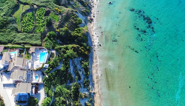 Infinity Pool Villa - Private footpath to the Beach