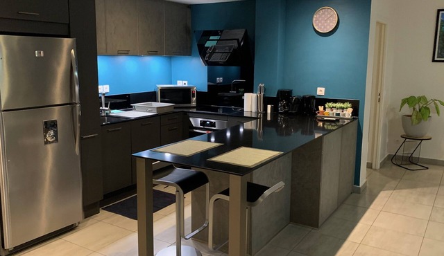 Kaili Ocean view Luxury 2BR AC throughout Fiber Wifi & Pool close City & Airport