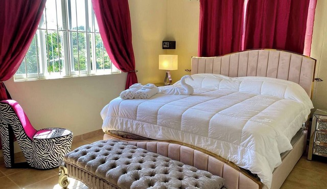 Kinky & Opulent 10BR/10BA Villa: Savor Pool, Gym & Alluring Suite