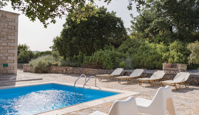 Koules Estate-Iris, with Pool & BBQ, an Agricultural barn for Nature lovers