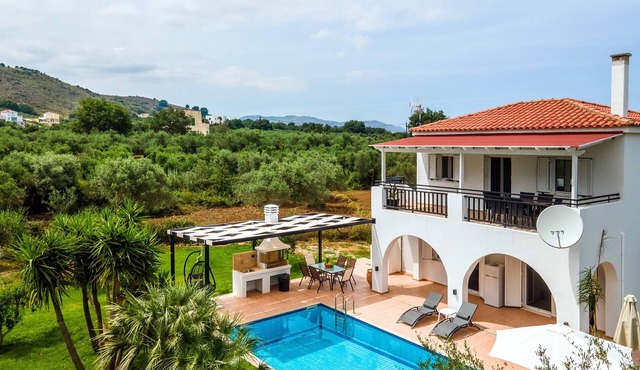 Kournas-Sleeps8-Parking-Garden-Pool-PetFriendly
