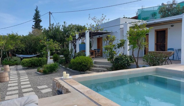 Ktima Natura -Greek cottage in a quiete privet garden close to the beach.