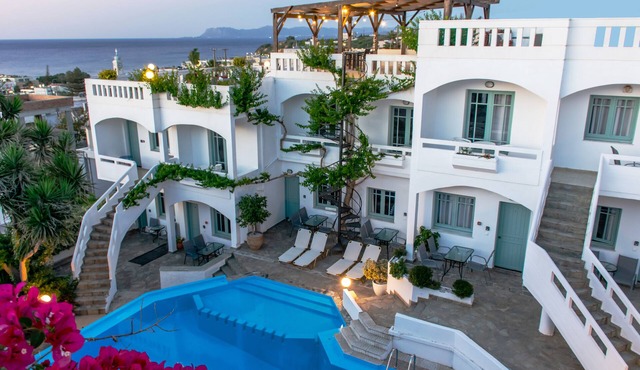 Kurmulis Studios, Maisonette with Pool View!