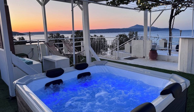 Kyma Haven Beachfront with Rooftop Jacuzzi