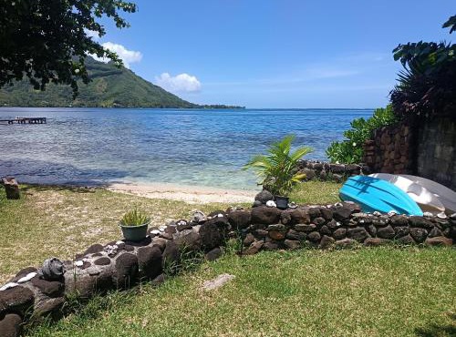 La PERLE de MOOREA Fare HONU Bord de Lagon Baie d'OPUNOHU