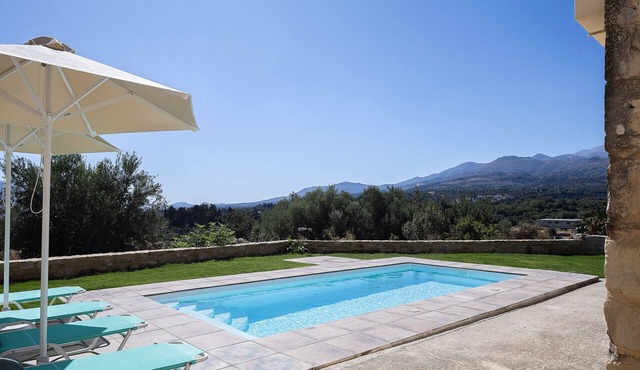 Laga 1577 Traditional Stonehouse, a cozy retreat
