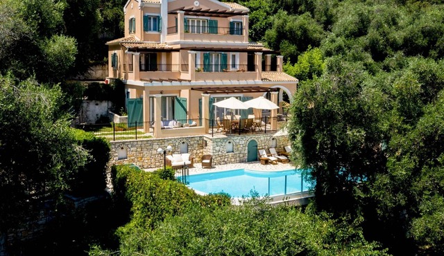 Large villa, games room, short drive to 2 villages