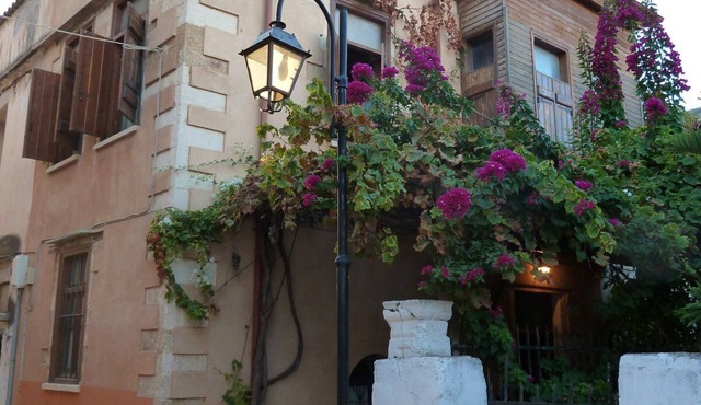 Lindas Convent Garden Home 4 - beautiful courtyard to enjoy Mediterranean flair