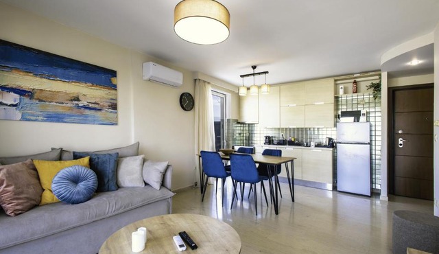 Lis153 by Smart Cozy Suites - Top Floors with Amazing City View - Available 24hr