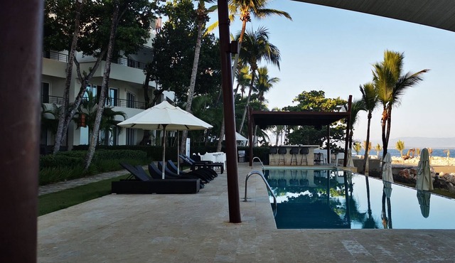 Lovely work-friendly penthouse private beach. Weekly maid service included.