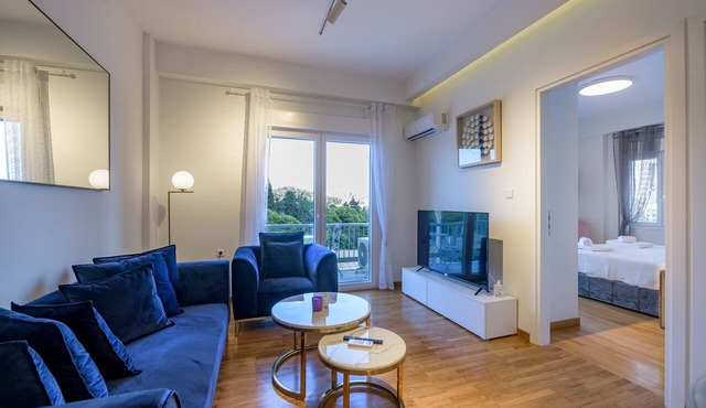 Lush Sapphire apt. steps from the Acropolis!