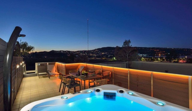 Lux 3bd Vacation Home w. Sauna & Rooftop Jacuzzi