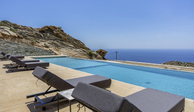 Luxuriöse Höhlenvilla Aetos in Mylopotas, Ios, mit 4 großzügigen Schlafzimmern mit Bad