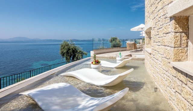 Luxurious Villa with seafront view and infinity pool