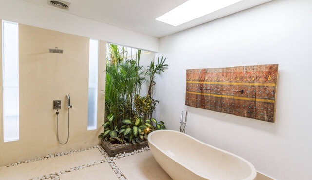 Luxury 3-Bedroom Villa Near Seminyak Attractions, Bali Villa 1157