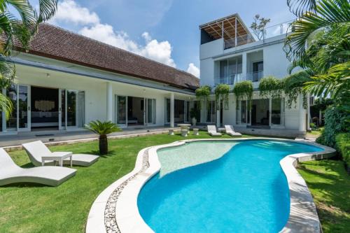 Luxury 5BR Villa with Rooftop BBQ Pool 500M to Beach
