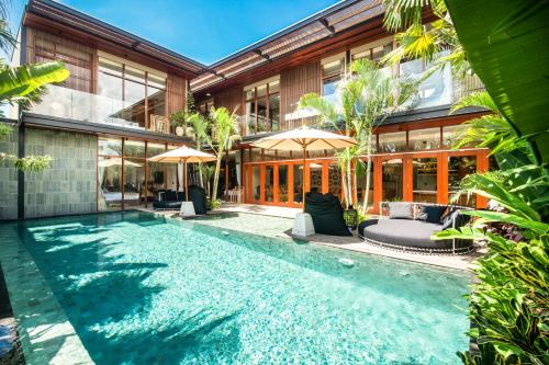 Luxury 6BR Villa, 400m to Canggu's Finns Beach