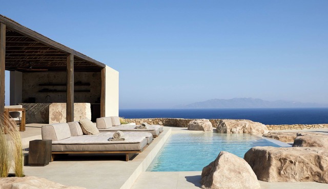 Luxury 8-bdrms estate, heated swimming pool with a view, tennis court, gym