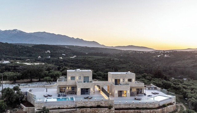 Luxury carob tree villa near Almyrida beach with private pool!
