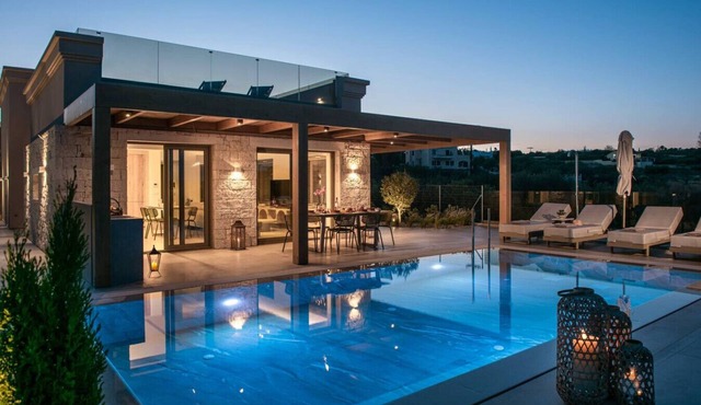 Luxury Pool Villa with 3-Ensuite BR near Sarantari