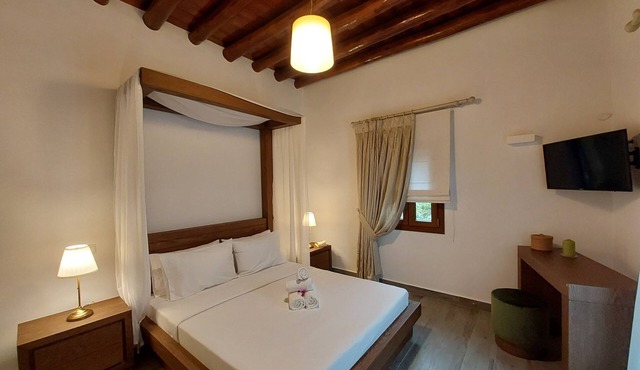 Luxury Retreat Close to Achla and Gerolimini - 4 Bdrms- 25 min From Andros Town