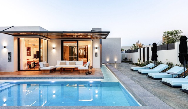 Luxury, Steps to Local Amenities w 4km to a Beach!