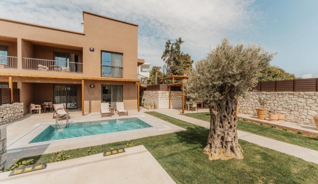 Luxury Suites with private pool and BBQ by Kalles Homes & Suites
