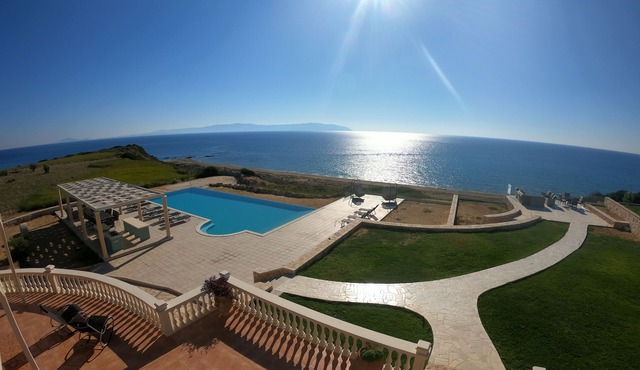Luxury Villa - 7 bedrooms, large private pool, seaviews, direct beach access