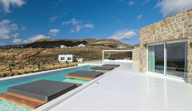 Luxury Villa Designed,Fantastic Location,Close to Beach!Up to 13 persons