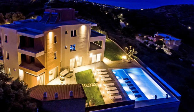 Luxury Villa Oasis, 11 bedrooms, Private Heated Pool & Jacuzzi