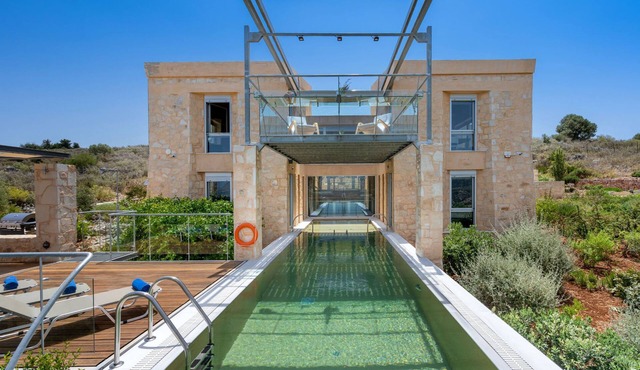 Luxury villa with heated pool & splendid views