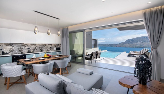 Luxury villa with kingsize beds and breathtaking sea view (El paradiso villa)