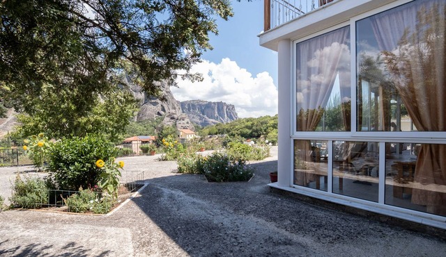 Majestic view Home just under Meteora Unesco Site