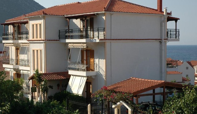 Makis Studios & Apartments