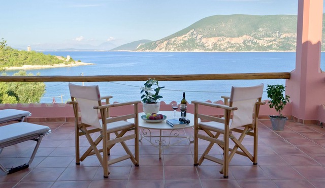 Manona's Suite - Fiscardo 5-mn, sea front