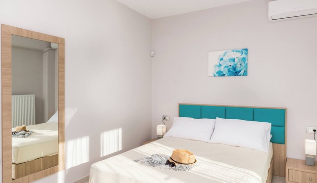 Mimosa Cozy & Modern Flat, steps from Sandy Beach