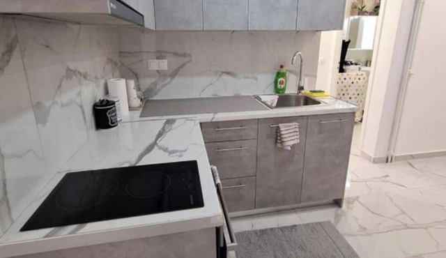 Modern Abode Near Metro Attiki