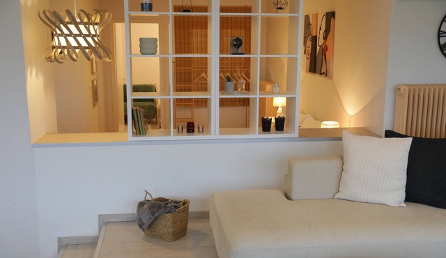 Modern apartment with a lake view for a comfortable stay. Easy parking space