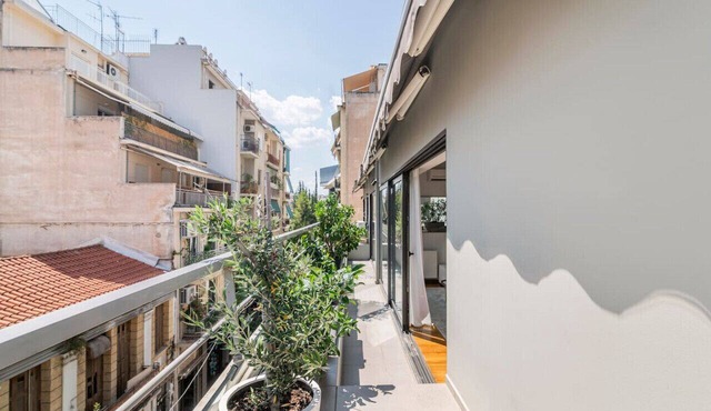 Modern Oasis Build on Acropolis Ruins Free Parking