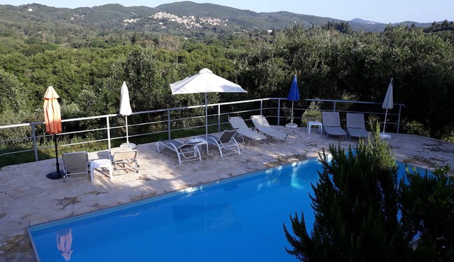Moderne Villa mit Pool, am Corfutrail und in Meernähe