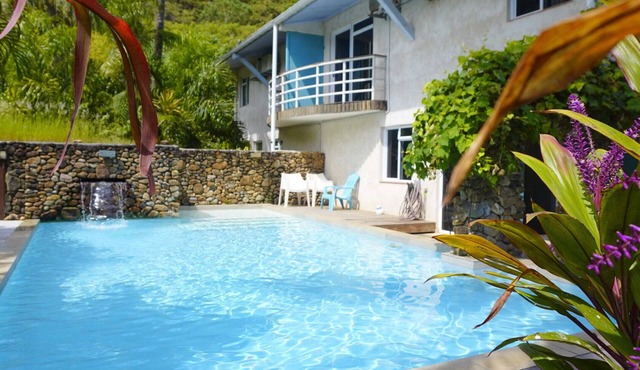 MOOREA - Waterfall Pool Coconut 1