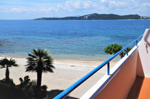 Nea Styra seafront apartment with stunning view