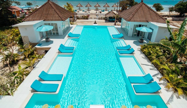 New beachfront villa in Gili Trawangan: 7-9 bedrooms - pool -