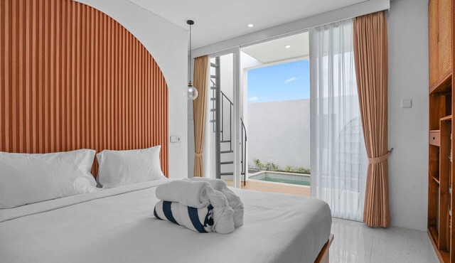 New Rooftop Jacuzzi & Private Pool Villa near Canggu/Seminyak.