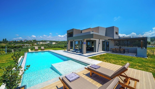 Oceanea Villa: Walk to Agia Marina Beach, Shops & Restaurants/Private Pool