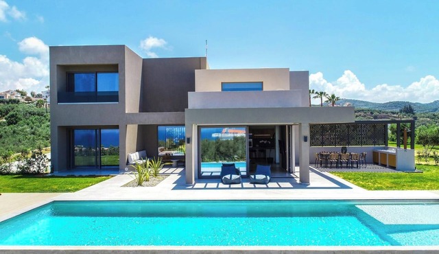 Oceanea Villa: Walk to Agia Marina Beach, Shops & Restaurants/Private Pool