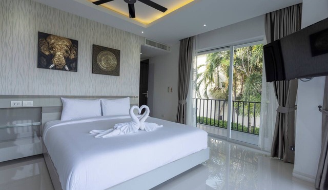 Oceanview 4BR Villa Jacuzzi Escape V180 in Chalong