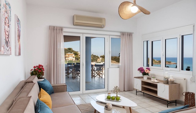 One step from the beach with breathtaking sea view and free parking
