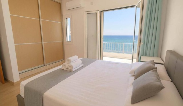 Panorama Beachfront Suite With Jacuzzi & Sea View